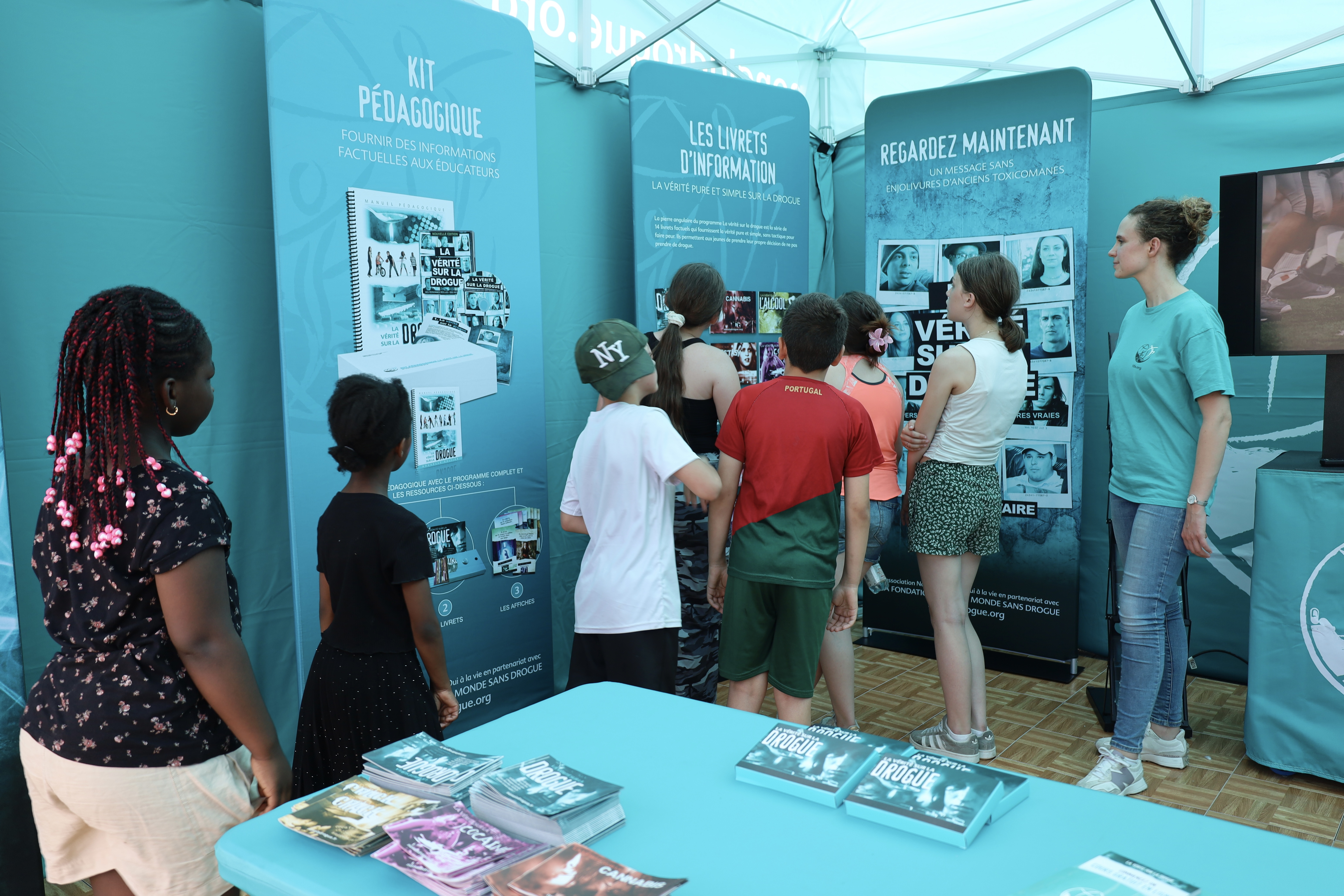 Infostand met kinderen