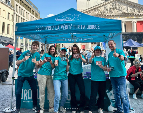 Vrijwilligersteam aan de infostand 'Découvrez la vérité sur la drogue'.