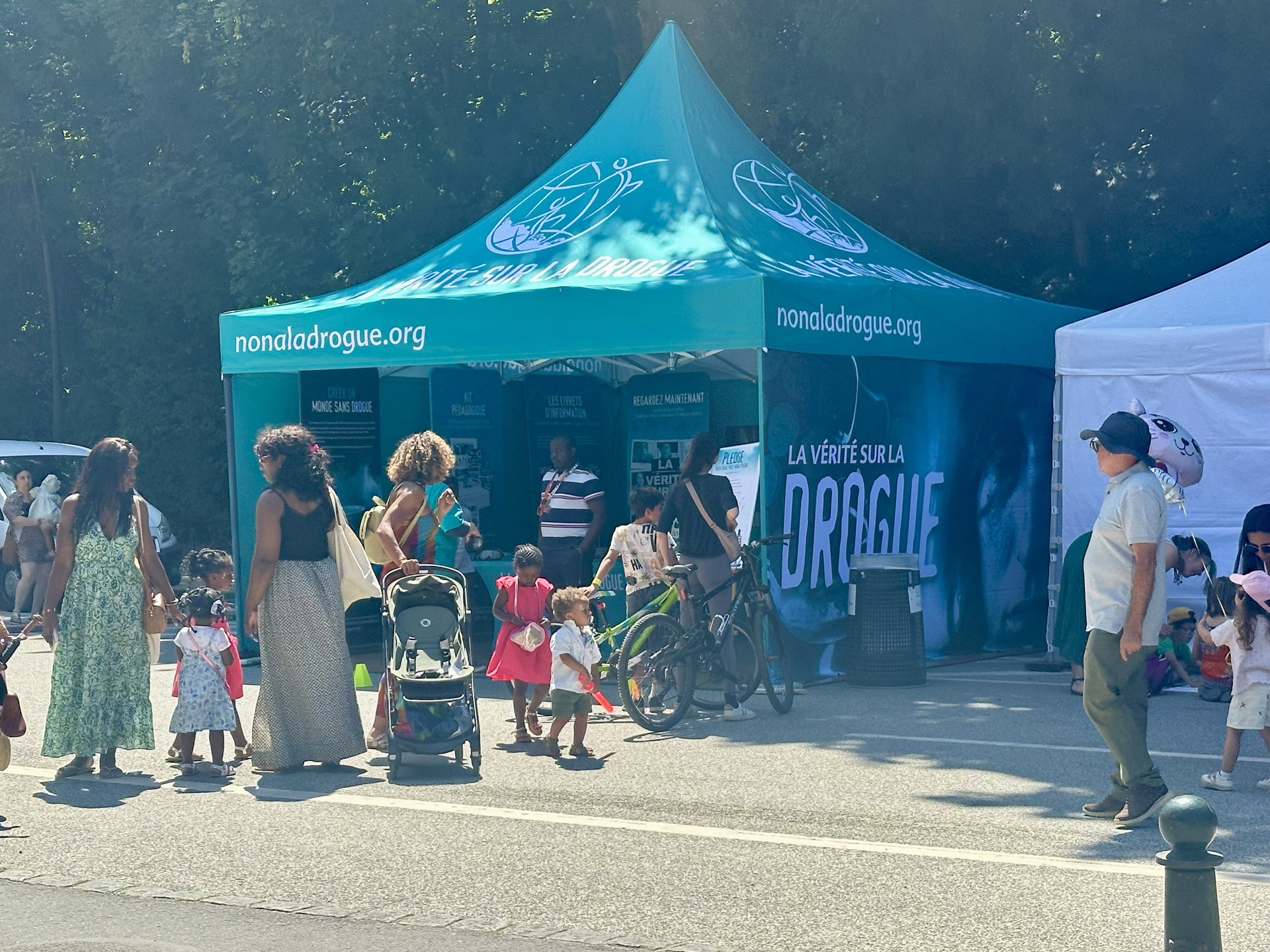 Infostand met campagnetent en bezoekers